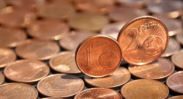 coin, cent, money, means of payment, copper, euro, hard money, euro cent, loose change, finance, cash, currency, metal, pay, save up. Afvej besparelse mod omkostningen ved et skift